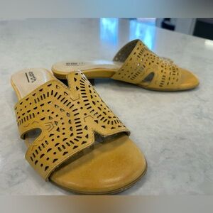 EARTH Mykonos 7 M Yellow Slide Sandals very Good condition